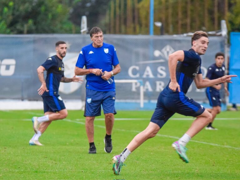 Falcioni inició su ciclo en Atlético con práctica cerrada y reunión con Leandro Díaz
