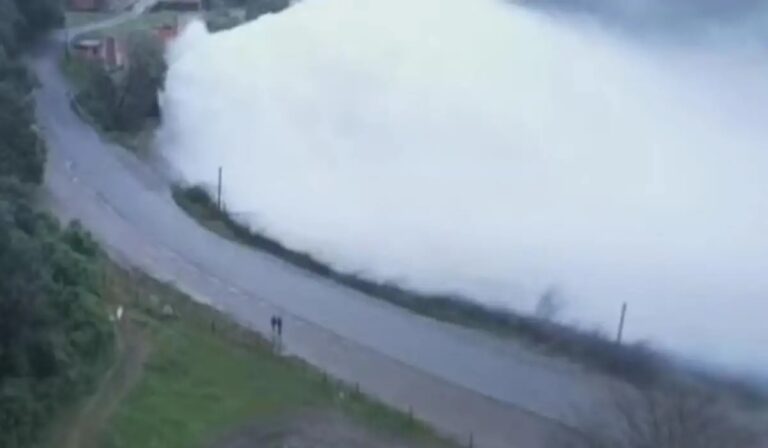 El agua del dique El Cadillal supera la ruta en la zona del vertedero y recomiendan no circular
