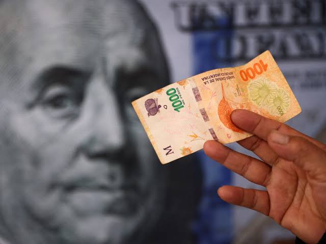 El peso argentino se fortalece en medio de la guerra en Medio Oriente y se destaca entre los emergentes