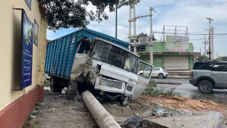 Un camión perdió el control y terminó sobre la vereda frente al Liceo Militar