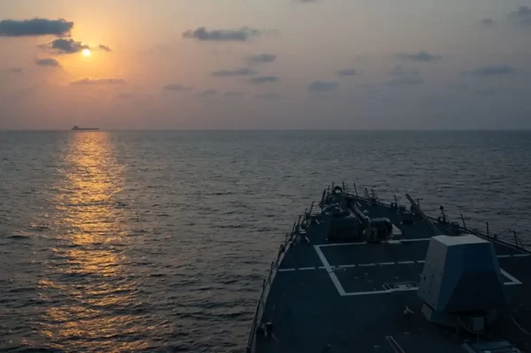Escalada militar en el estrecho de Ormuz tras intercambio de ataques entre Estados Unidos e Irán
