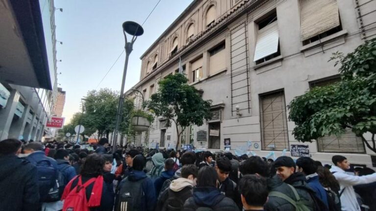 Tensión en la Escuela Normal: alumnos y padres rechazaron las explicaciones de Susana Montaldo