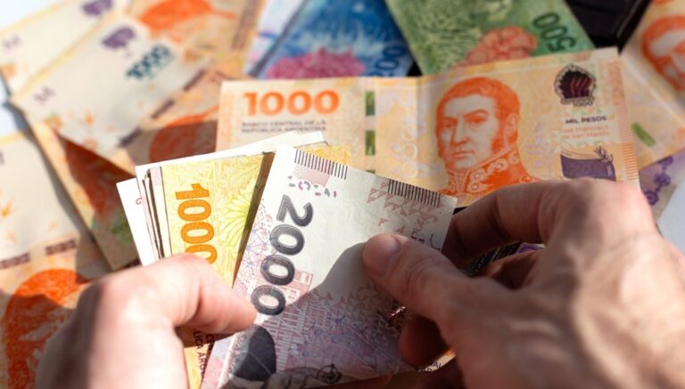Los salarios crecieron 3,7% en abril y superaron a la inflación, según el INDEC
