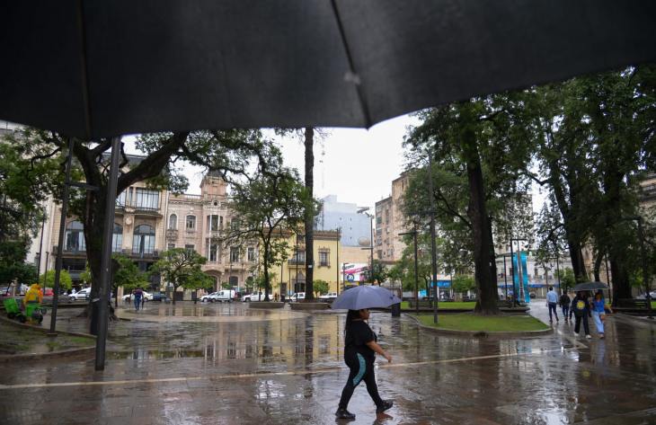 Alerta por lluvias y descenso de temperatura en Tucumán: el jueves llegará con tormentas y máxima de 18°C
