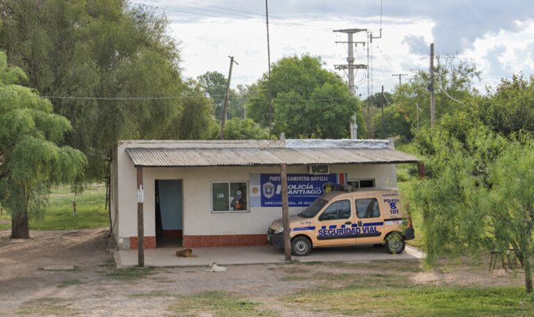 Detuvieron a siete policías federales tucumanos acusados de cobrar coimas para liberar tours de contrabando