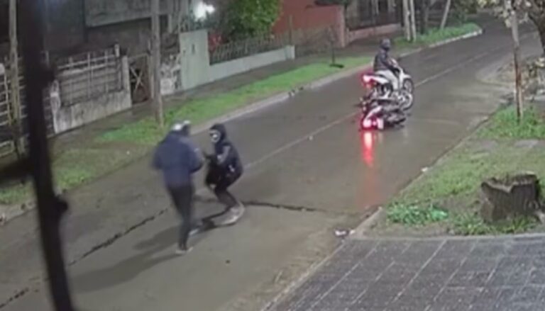 Asesinaron a un policía federal para robarle la moto: el crimen quedó registrado por una cámara de seguridad