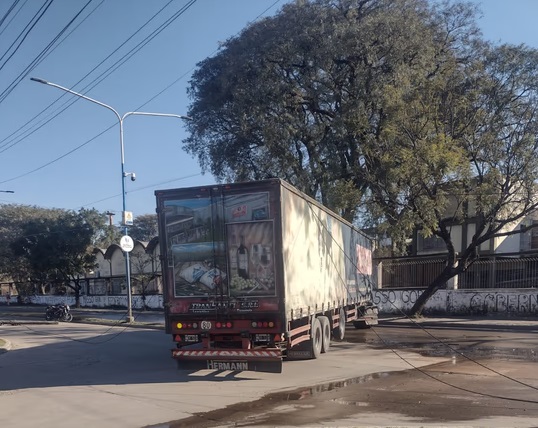 Accidente en avenida Independencia: un camión derribó dos postes tras engancharse con cables