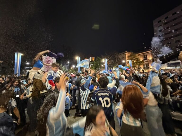 Miles de argentinos salieron a las calles para agradecer a la Scaloneta tras la final