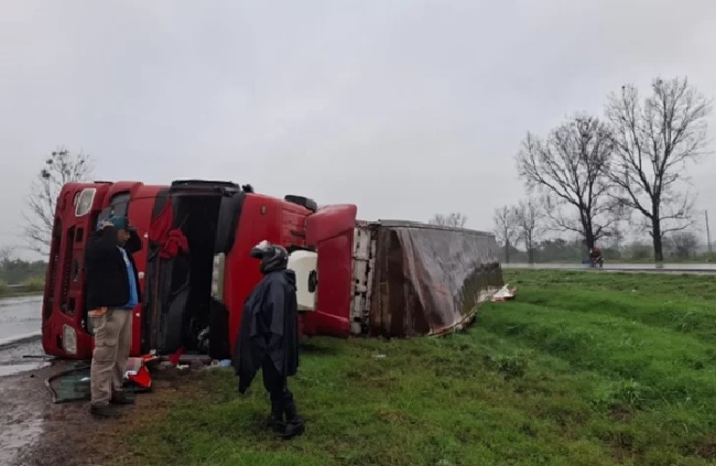 Volcó un camión de gran porte en la Autopista de Circunvalación y el conductor sufrió heridas leves