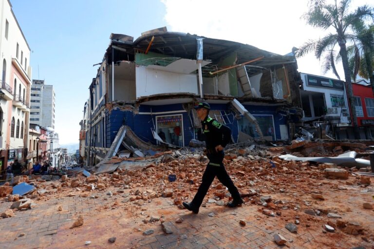 Fuerte terremoto de 7,4 sacudió Colombia y dejó muertos, heridos y graves daños