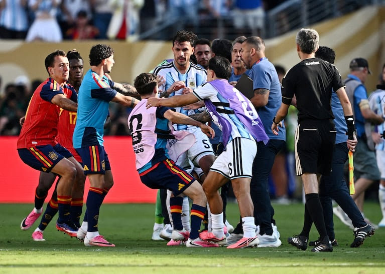 La FIFA sancionó a Leandro Paredes con 10 partidos por la pelea en la final y multó a la Argentina