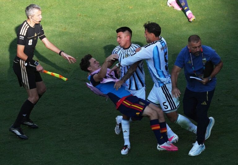 Di María cuestionó las sanciones de la FIFA contra Paredes y Molina