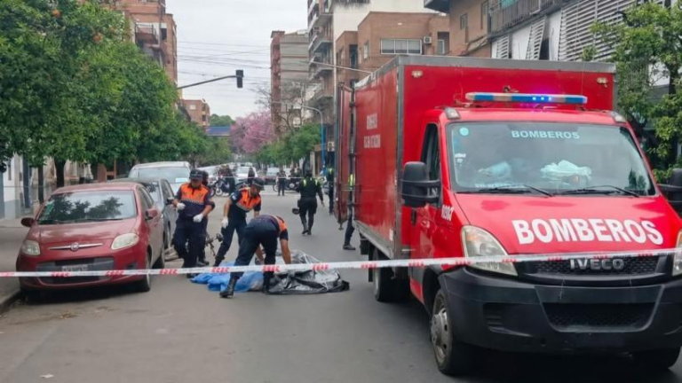 Un ciclista murió tras descompensarse en plena calle de Barrio Sur