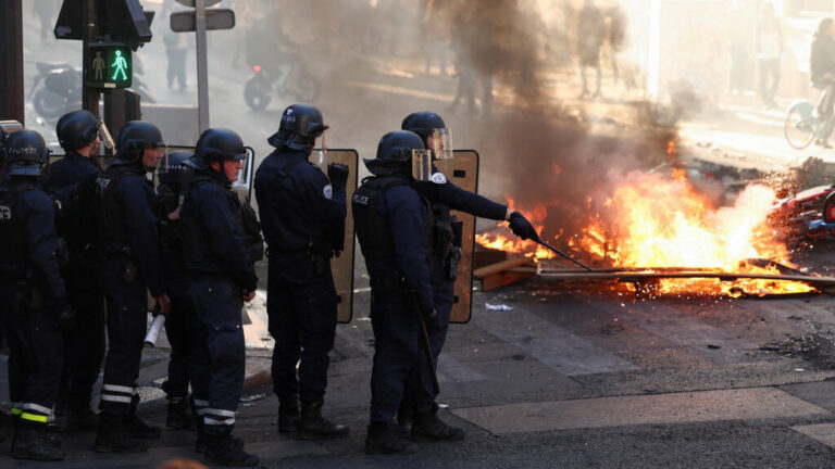 Francia impone toques de queda tras una ola de saqueos que dejó casi 2.400 detenidos