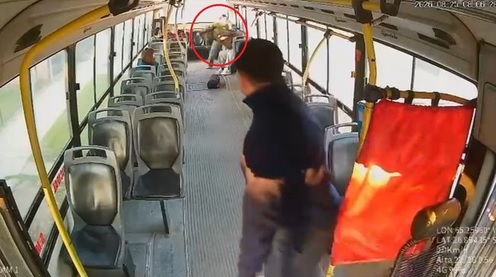 Ataque salvaje en un colectivo: una mujer golpeó a otra con una llave francesa en la cabeza