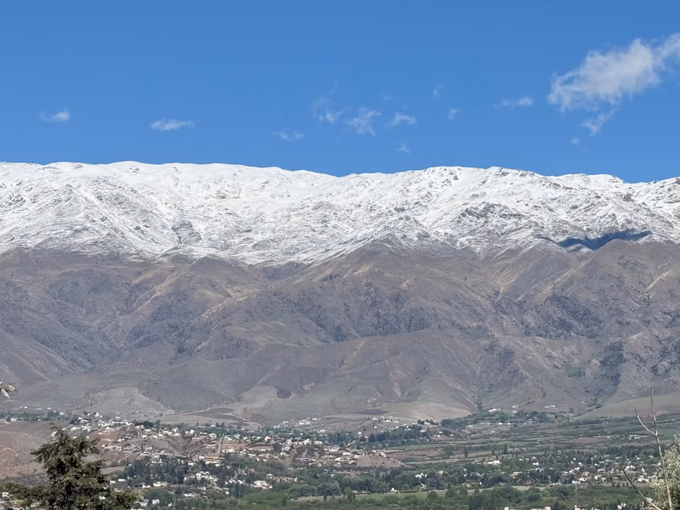 El Cerro Muñoz amaneció cubierto de blanco y dejó una postal imponente en Tafí del Valle